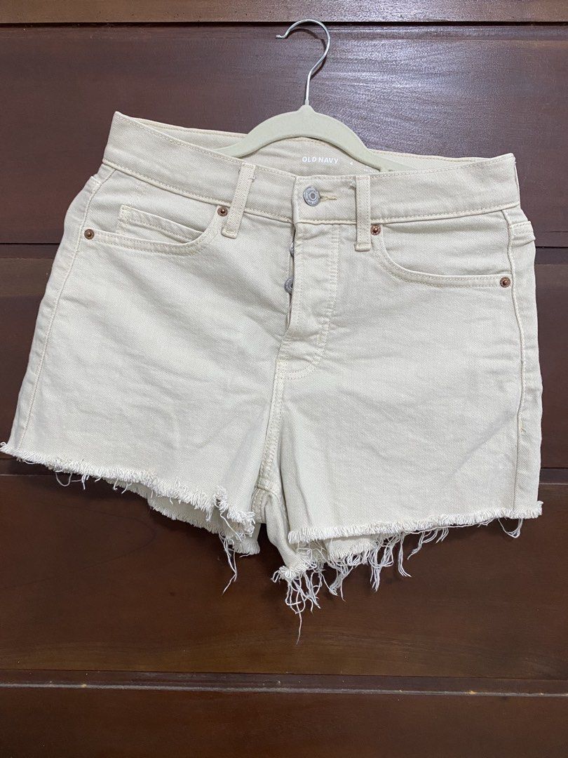 Old Navy button down shorts (Category: Shorts) located in Los Banos. Submitted by itsmecathey (Listing ID 1465560124, Image 1). Description: Fits 27-28.