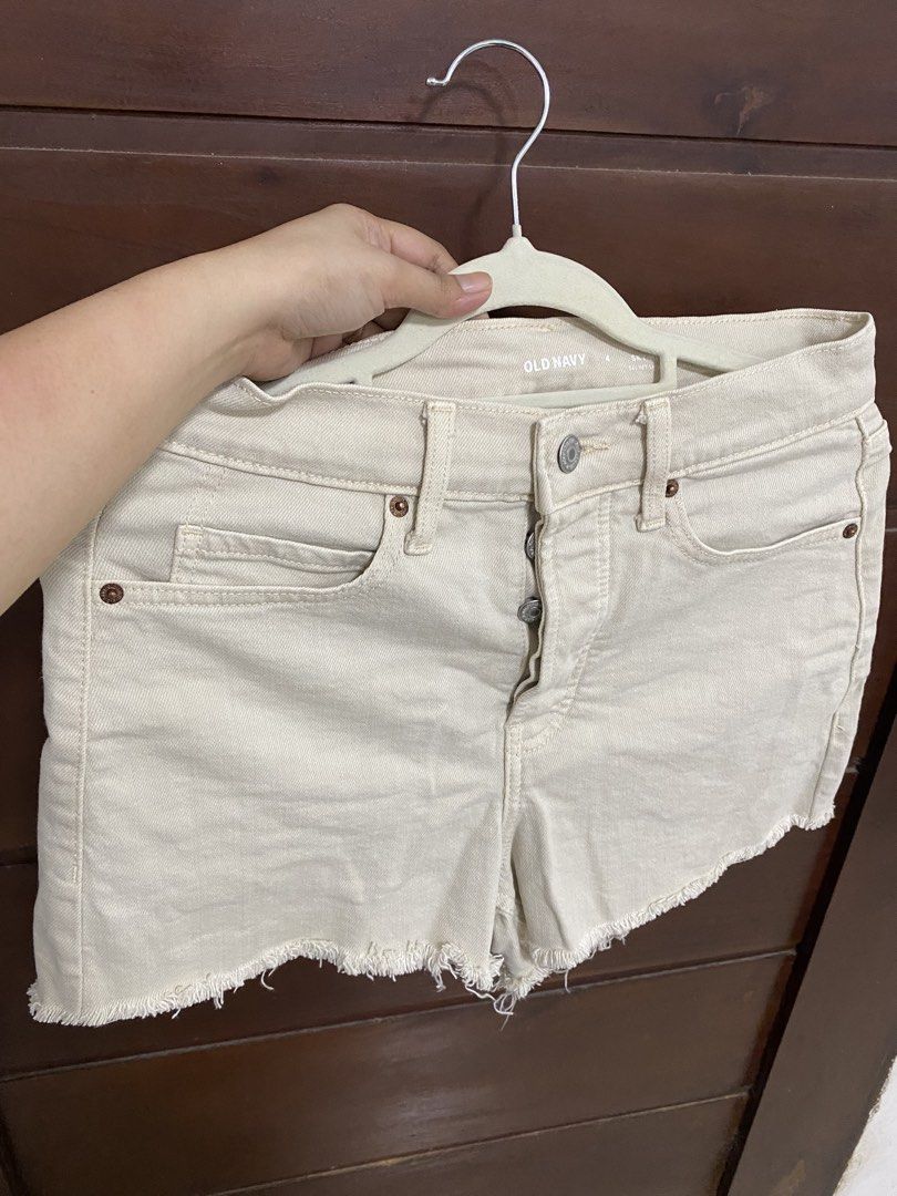 Old Navy button down shorts (Category: Shorts) located in Los Banos. Submitted by itsmecathey (Listing ID 1465560124, Image 3). Description: Fits 27-28.