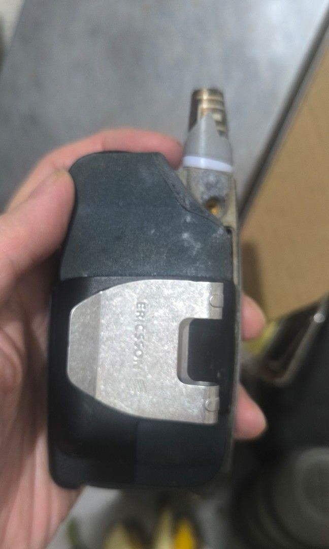 Old phone for collection (Category: Early Generation Mobile Phones) located in Quezon City. Submitted by foreign.oy (Listing ID 1424196629, Image 2). Description: For collectors only with og cash cracks sa antenna No charger or battery fix.