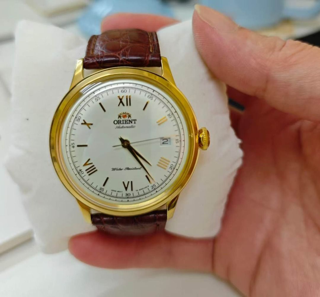 Orient Classic （分類：手錶）位於 Hong Kong。 由 anlcm 提交（商品編號 1465458921，圖片 2）。簡介： Orient Classic 自動機械錶 斯文款式自動機械表，直徑40mm, 日曆顯示，40小時儲能 奶白色面，金色羅馬字 （FAC00007W0) : 900元 黑色面，玫瑰金色條字 （FAC00001B0) : 900元 銀色面，3 6 9 12 配小秒針（RA-AP0003S) : 900元 (Sold out) 以上手錶連錶盒一個。