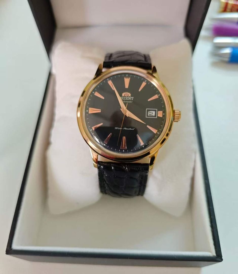 Orient Classic （分類：手錶）位於 Hong Kong。 由 anlcm 提交（商品編號 1465458921，圖片 3）。簡介： Orient Classic 自動機械錶 斯文款式自動機械表，直徑40mm, 日曆顯示，40小時儲能 奶白色面，金色羅馬字 （FAC00007W0) : 900元 黑色面，玫瑰金色條字 （FAC00001B0) : 900元 銀色面，3 6 9 12 配小秒針（RA-AP0003S) : 900元 (Sold out) 以上手錶連錶盒一個。