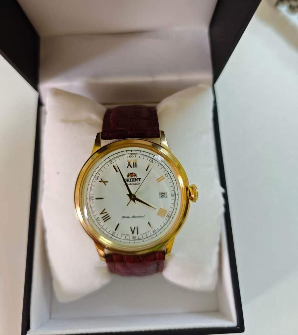Orient Classic （分類：手錶）位於 Hong Kong。 由 anlcm 提交（商品編號 1465458921，圖片 1）。簡介： Orient Classic 自動機械錶 斯文款式自動機械表，直徑40mm, 日曆顯示，40小時儲能 奶白色面，金色羅馬字 （FAC00007W0) : 900元 黑色面，玫瑰金色條字 （FAC00001B0) : 900元 銀色面，3 6 9 12 配小秒針（RA-AP0003S) : 900元 (Sold out) 以上手錶連錶盒一個。