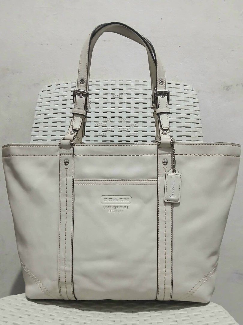ORIG COACH LEATHER TOTE🔥❤️ (Category: Activewear) located in Manila. Submitted by jecelstylebags (Listing ID 1465471526, Image 1). Description: ORIG COACH LEATHER TOTE🔥❤️.