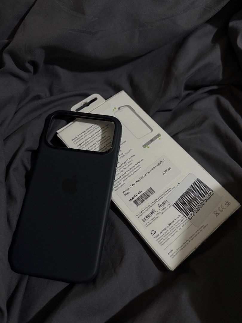 Original Apple Silicone Case with Magsafe for iPhone 17 Pro Max (Category: Cases & Sleeves) located in Binan City. Submitted by xxosyua03 (Listing ID 1465522296, Image 3). Description: FOR SALE 🏷️ Authentic Apple Silicone Case with Magsafe for iPhone 17 Pro Max - Black Used ONCE only ✅ Bought from PowerMac ✅ NEGOTIABLE for SURE BUYERS ‼️ MOP: Gcash/Bank Transfer MOD: Lalamove/J&T 📍Sta. Rosa, Laguna .