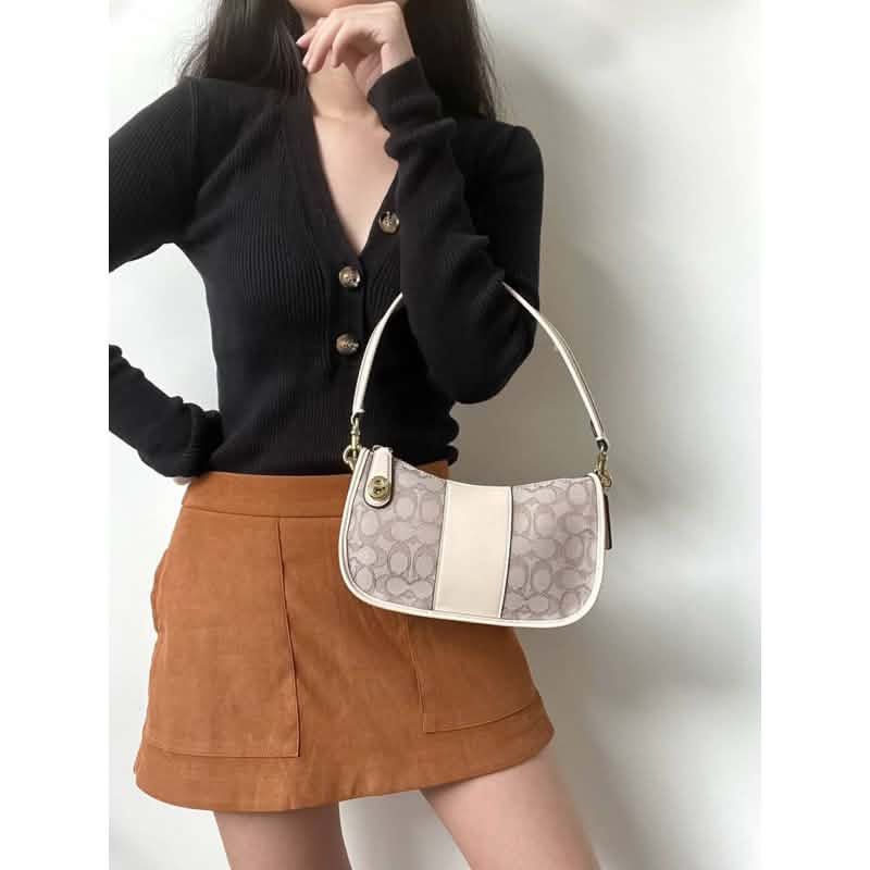 💯Original C O A C H Swinger (Category: Shoulder Bags) located in Cebu City. Submitted by jam_bagelyas (Listing ID 1465486363, Image 2). Description: with minor dirt sa loob.