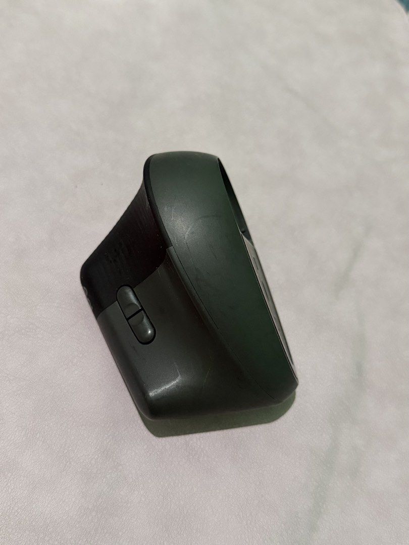 Original Logitech Lift Vertical Ergonomic Mouse (Category: Mouse & Mousepads) located in Manila. Submitted by _declutterprelovezz (Listing ID 1465439152, Image 3). Description: Original Logitech Lift Vertical Ergonomic Mouse Working as well. Connect to bluetooth! Pleas read! ISSUE. No USB Receiver. Missing and yung cover sa likod ng battery hindi ko mahanap pero well use. Pwede bluetooth lift!.