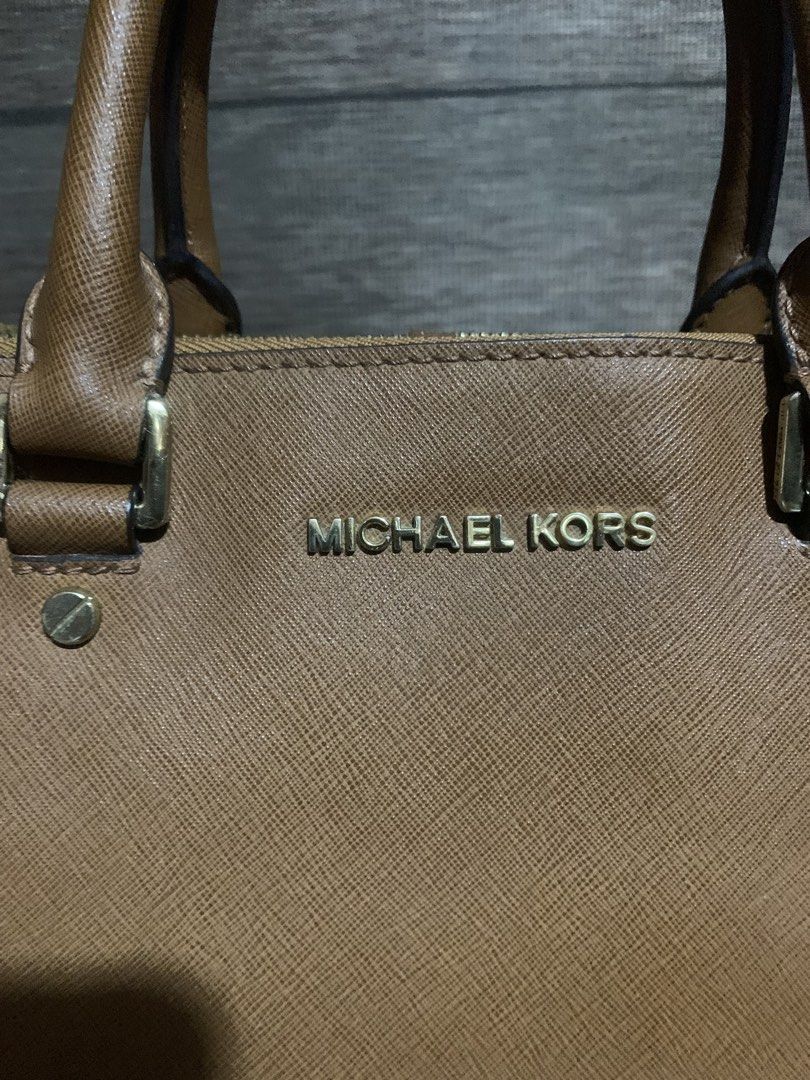 Original Michael Kors Sutton Handbag (Category: Tote Bags) located in Aliaga. Submitted by ukaybags2428 (Listing ID 1465489346, Image 3). Description: Medium Sign of usage No sling .