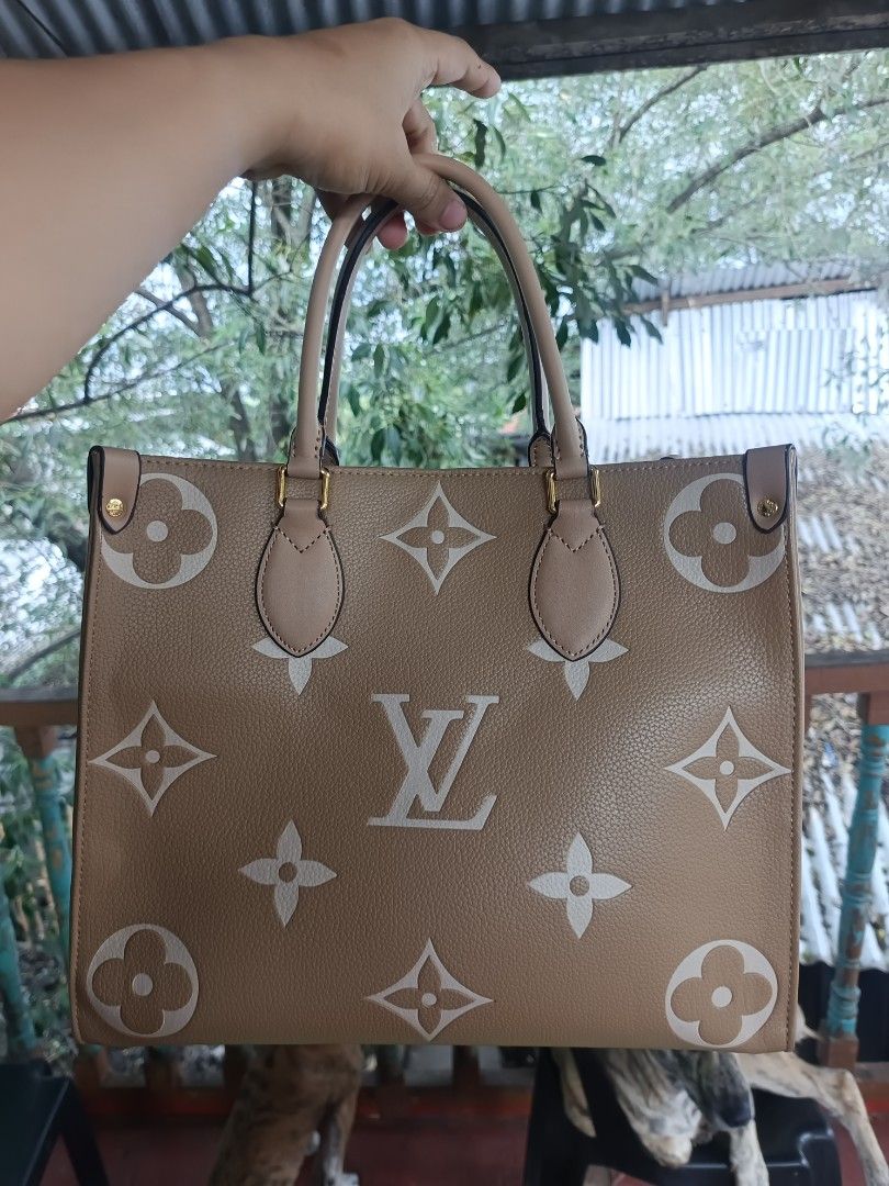 OTG (Category: Luxury Bags & Wallets) located in Ozamiz City. Submitted by kapesteba112457 (Listing ID 1465503862, Image 3). Description: OTG medium size... no code . flawless naka saleeee ng 1500 only! 😍 selected preloved bag from japan/korea .,.