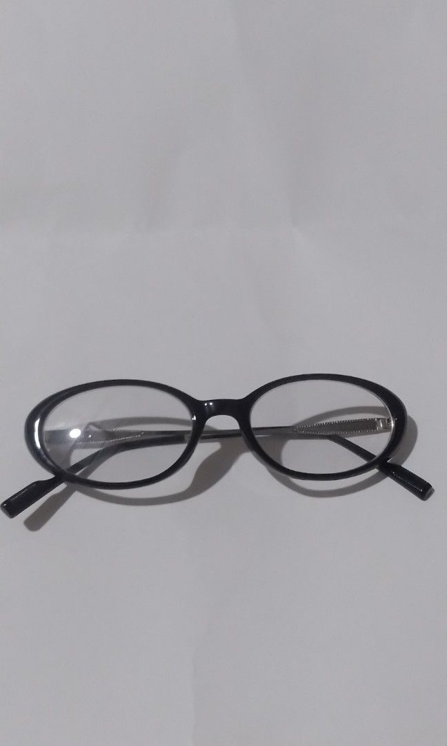 Oval Shape Photochromic Black Frame Eyeglasses (Category: Sunglasses & Eyewear) located in Batangas. Submitted by zenrez_shop (Listing ID 1465455059, Image 1). Description: Free Case *Oval Photochromic and anti radiation eyeglasses *Anti UV also *Replaceable lenses also(kung gusto nyong papalitan ang lenses niya ng may grado pwede rin) dalhin lang sa mga optical center *lightweight lang siya di mabigat *plastic and metal material *pwede namang tu