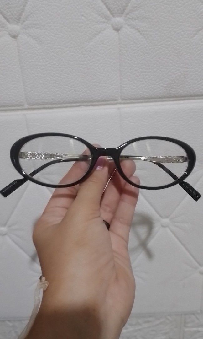 Oval Shape Photochromic Black Frame Eyeglasses (Category: Sunglasses & Eyewear) located in Batangas. Submitted by zenrez_shop (Listing ID 1465455059, Image 3). Description: Free Case *Oval Photochromic and anti radiation eyeglasses *Anti UV also *Replaceable lenses also(kung gusto nyong papalitan ang lenses niya ng may grado pwede rin) dalhin lang sa mga optical center *lightweight lang siya di mabigat *plastic and metal material *pwede namang tu