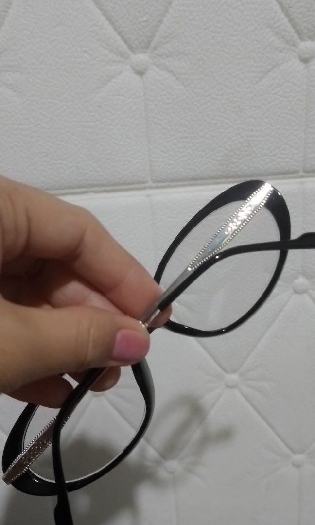 Oval Shape Photochromic Black Frame Eyeglasses (Category: Sunglasses & Eyewear) located in Batangas. Submitted by zenrez_shop (Listing ID 1465455059, Image 2). Description: Free Case *Oval Photochromic and anti radiation eyeglasses *Anti UV also *Replaceable lenses also(kung gusto nyong papalitan ang lenses niya ng may grado pwede rin) dalhin lang sa mga optical center *lightweight lang siya di mabigat *plastic and metal material *pwede namang tu