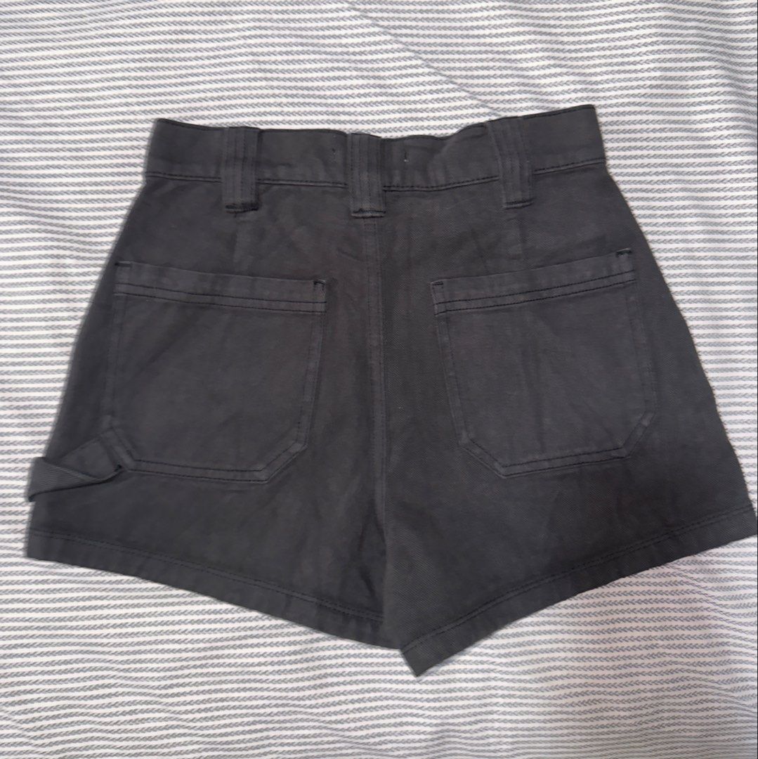 Pacsun Dark Grey Utility Cargo Shorts Size 25 (Category: Shorts) located in Santa Ana. Submitted by fatikilla (Listing ID 1465432302, Image 3). Description: - Brand: Pacsun - Size: 25 - Color: Dark Grey - Fit: High rise - Details: Front and back patch pockets, side hammer loop - Material: Structured and durable fabric - Condition: Great, ready to wear.