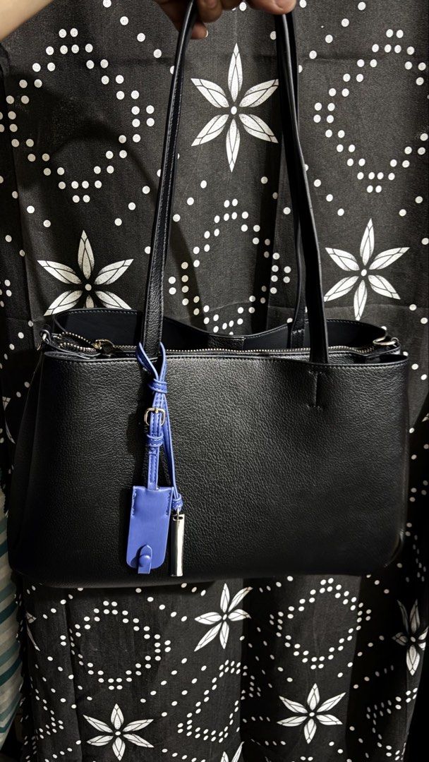 PARFOIS Ruby Plain Shopper Bag with Pendant (Category: Tote Bags) located in Caloocan City. Submitted by fancyprelovedthings (Listing ID 1465383256, Image 1). Description: - Brand: PARFOIS (Ruby Plain Shopper Bag) - Color: Classic Black with a stylish blue pendant charm - Style: Large tote / shoulder bag with dual top handles - Closure: Secure top zip - Material/Finish: Solid pebble-textured finish - Capacity: Roomy interior fits work laptops, do