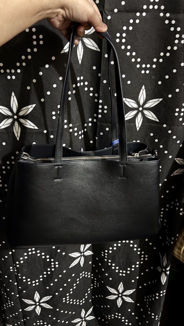 PARFOIS Ruby Plain Shopper Bag with Pendant (Category: Tote Bags) located in Caloocan City. Submitted by fancyprelovedthings (Listing ID 1465383256, Image 2). Description: - Brand: PARFOIS (Ruby Plain Shopper Bag) - Color: Classic Black with a stylish blue pendant charm - Style: Large tote / shoulder bag with dual top handles - Closure: Secure top zip - Material/Finish: Solid pebble-textured finish - Capacity: Roomy interior fits work laptops, do