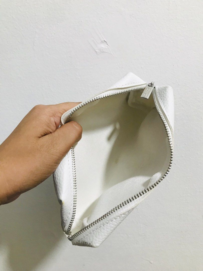 PENCILHOLDER (Category: Purses & Pouches) located in Gamu. Submitted by 2022bagsbunny (Listing ID 1465413160, Image 3). Description: .
