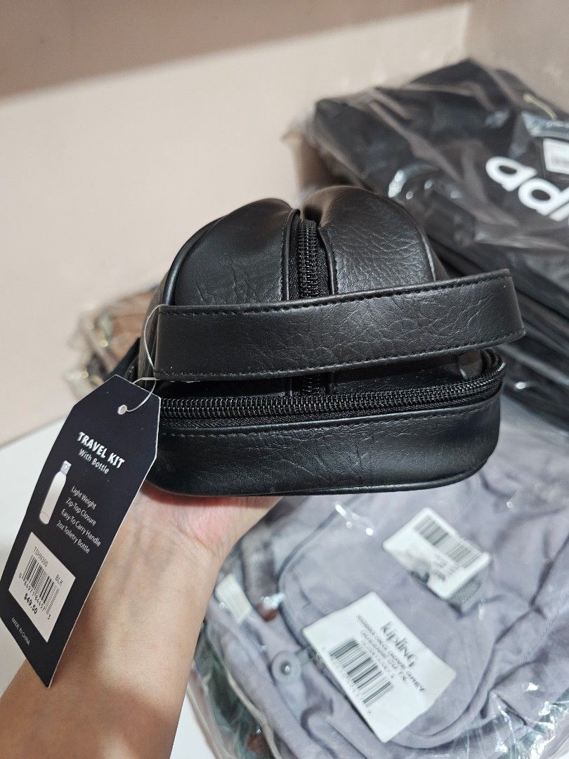PENGUIN Travel Kit (Category: Belt bags, Clutches and Pouches) located in Quezon City. Submitted by senyoramaria2 (Listing ID 1465551601, Image 3). Description: PENGUIN Men's Travel Kit #USpasabuy.