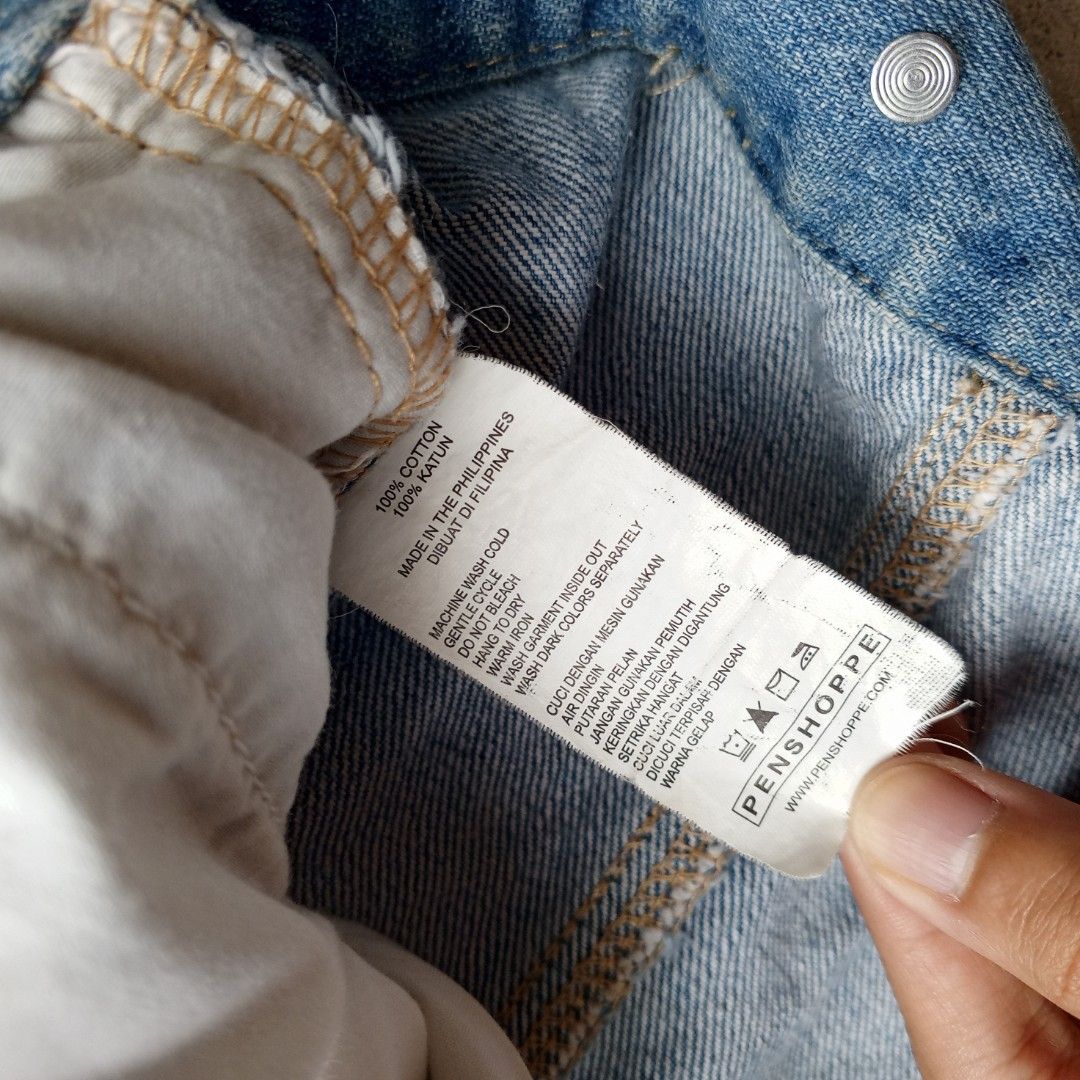Penshoppe denim jacket (Category: Coats, Jackets and Outerwear) located in Baguio. Submitted by jethrift2600 (Listing ID 1465395059, Image 3). Description: Penshoppe denim jacket boxy fit L:27 W:23 negotiable.