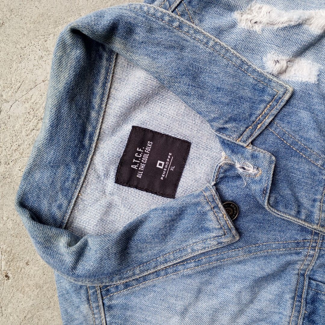 Penshoppe denim jacket (Category: Coats, Jackets and Outerwear) located in Baguio. Submitted by jethrift2600 (Listing ID 1465395059, Image 2). Description: Penshoppe denim jacket boxy fit L:27 W:23 negotiable.