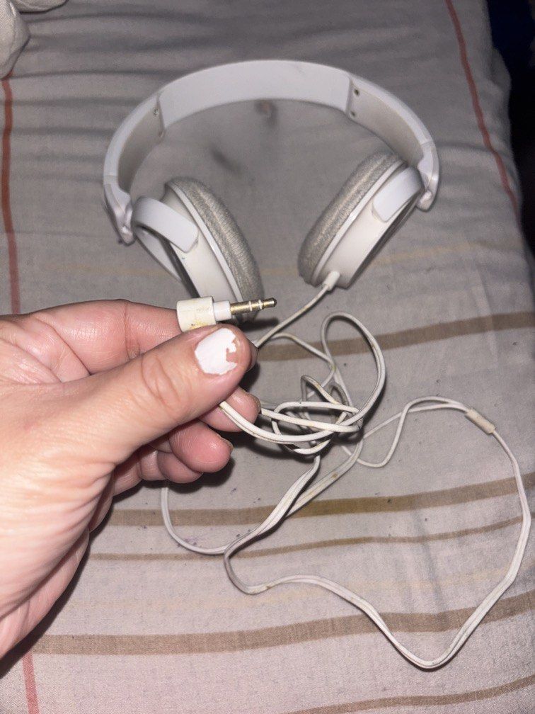 Philips headset (Category: Other Gadgets) located in Manila. Submitted by vintageaccessories (Listing ID 1465560989, Image 3). Description: .