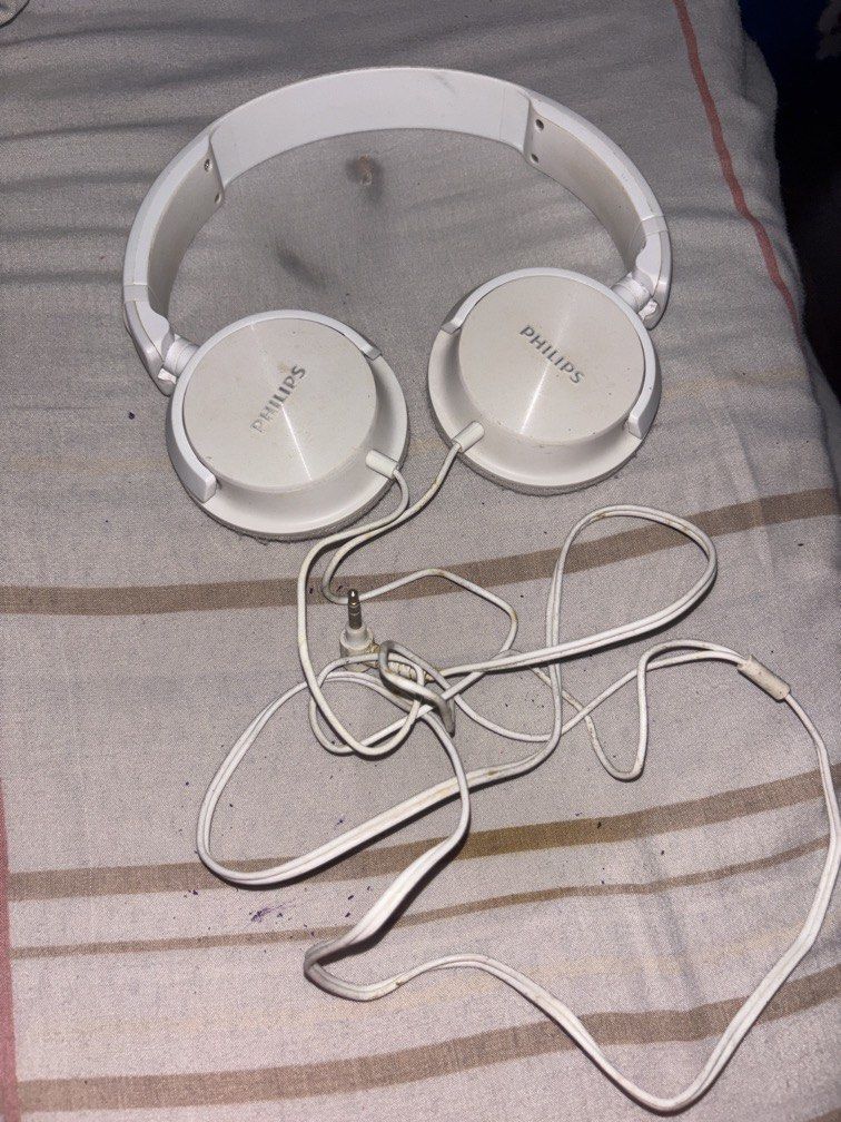 Philips headset (Category: Other Gadgets) located in Manila. Submitted by vintageaccessories (Listing ID 1465560989, Image 1). Description: .