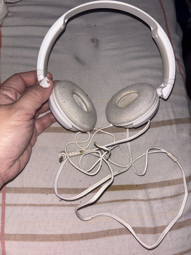 Philips headset (Category: Other Gadgets) located in Manila. Submitted by vintageaccessories (Listing ID 1465560989, Image 2). Description: .