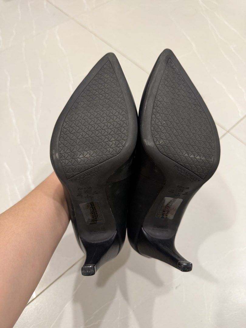 Piccadilly Black Pointed Toe Heels US 6 (Category: Heels) located in Talisay. Submitted by itslucym (Listing ID 1465417831, Image 2). Description: - Brand: Piccadilly - Style: Classic pointed toe stiletto heels with a chic textured finish - Size: Brasil 35 | EUR 37 | US 6 - Comfort: Equipped with padded insoles for all-day wear - Condition: Clean soles with minimal wear - Perfect for: Office wear, interviews, or formal events - Used once during m