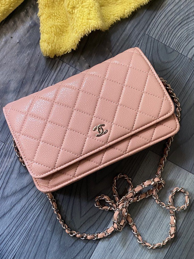 Pink Caviar (Category: Cross-body Bags) located in Davao. Submitted by goldenstone_0be9b3 (Listing ID 1465408064, Image 1). Description: Ang gandaaa neto Gandaaa ng colooor Malinis labas at loob.