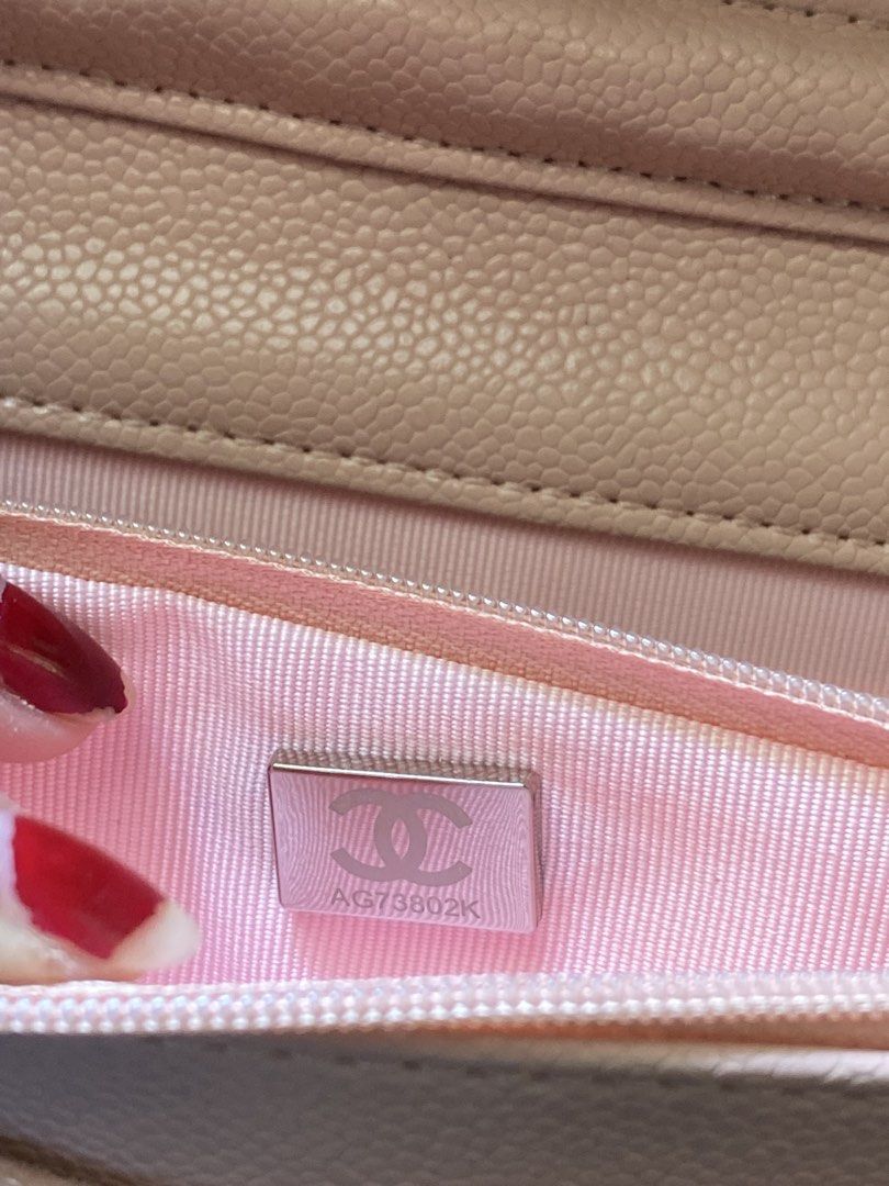 Pink Caviar (Category: Cross-body Bags) located in Davao. Submitted by goldenstone_0be9b3 (Listing ID 1465408064, Image 2). Description: Ang gandaaa neto Gandaaa ng colooor Malinis labas at loob.