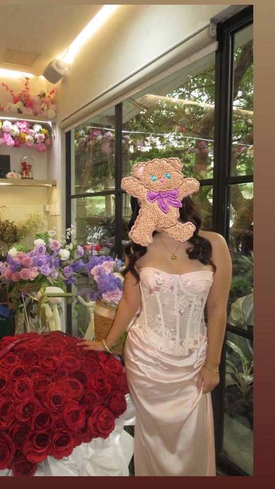 Pink floral silk corset (Category: Evening dresses & gowns) located in Manila. Submitted by ava.dvy (Listing ID 1465384604, Image 2). Description: ₱800 only! 🎀 Worn once and still in great condition. Selling because I don’t think I’ll be wearing it again, especially since I already took photos in it. 🥹💕 You can see more photos of the dress on my IG @ava.dvy .