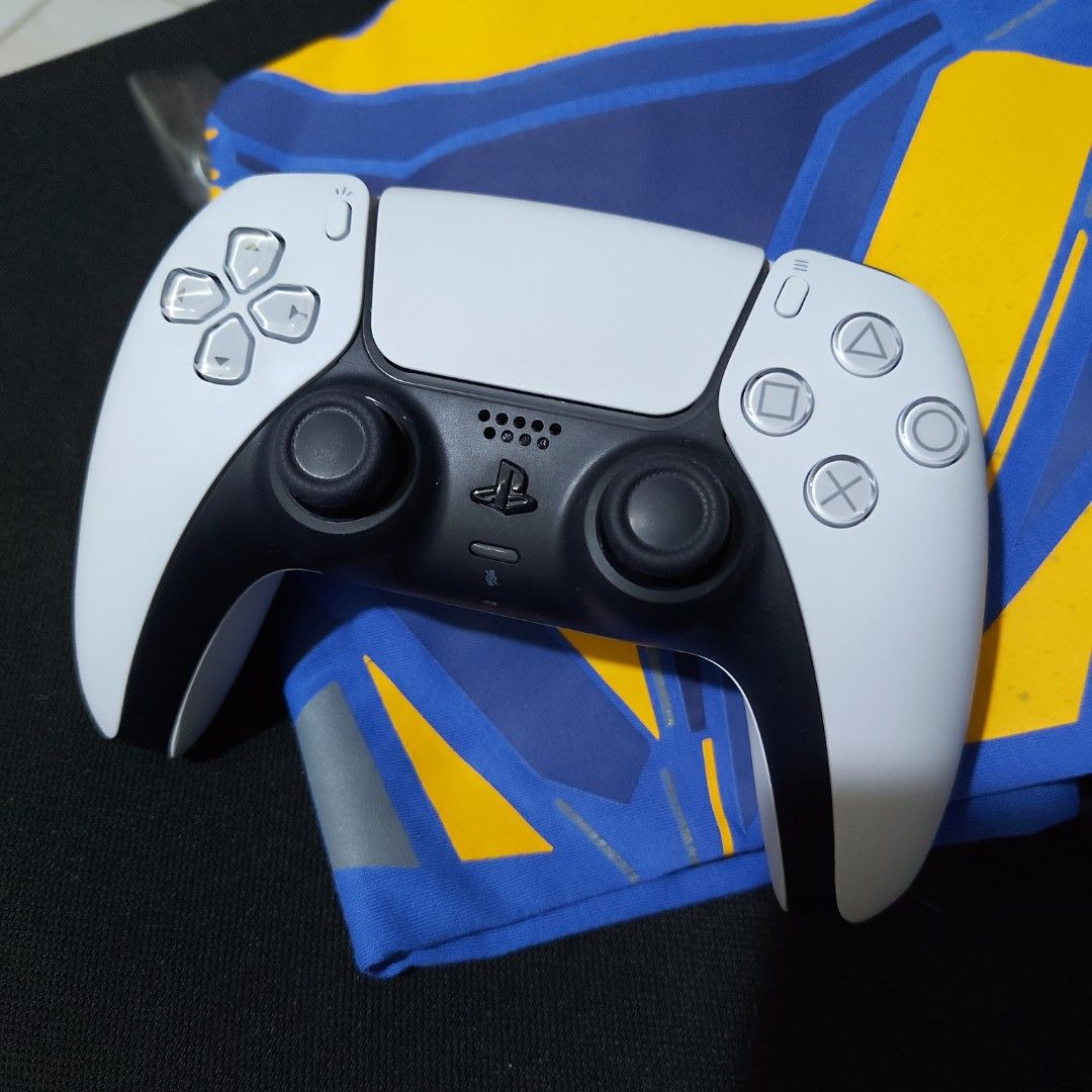 Playstation 5 (PS5) DualSense Wireless Controller (CFI-ZCT2G) - Like New (Category: Controllers) located in Clarin. Submitted by andyandwhisky (Listing ID 1465507735, Image 1). Description: White Dualsense controller for the Sony Playstation 5 for sale. Item is in excellent condition and is free from any issues (stick drift, etc). The controller's haptics and adaptive triggers have been tested to work as intended (please see photos for proof of t