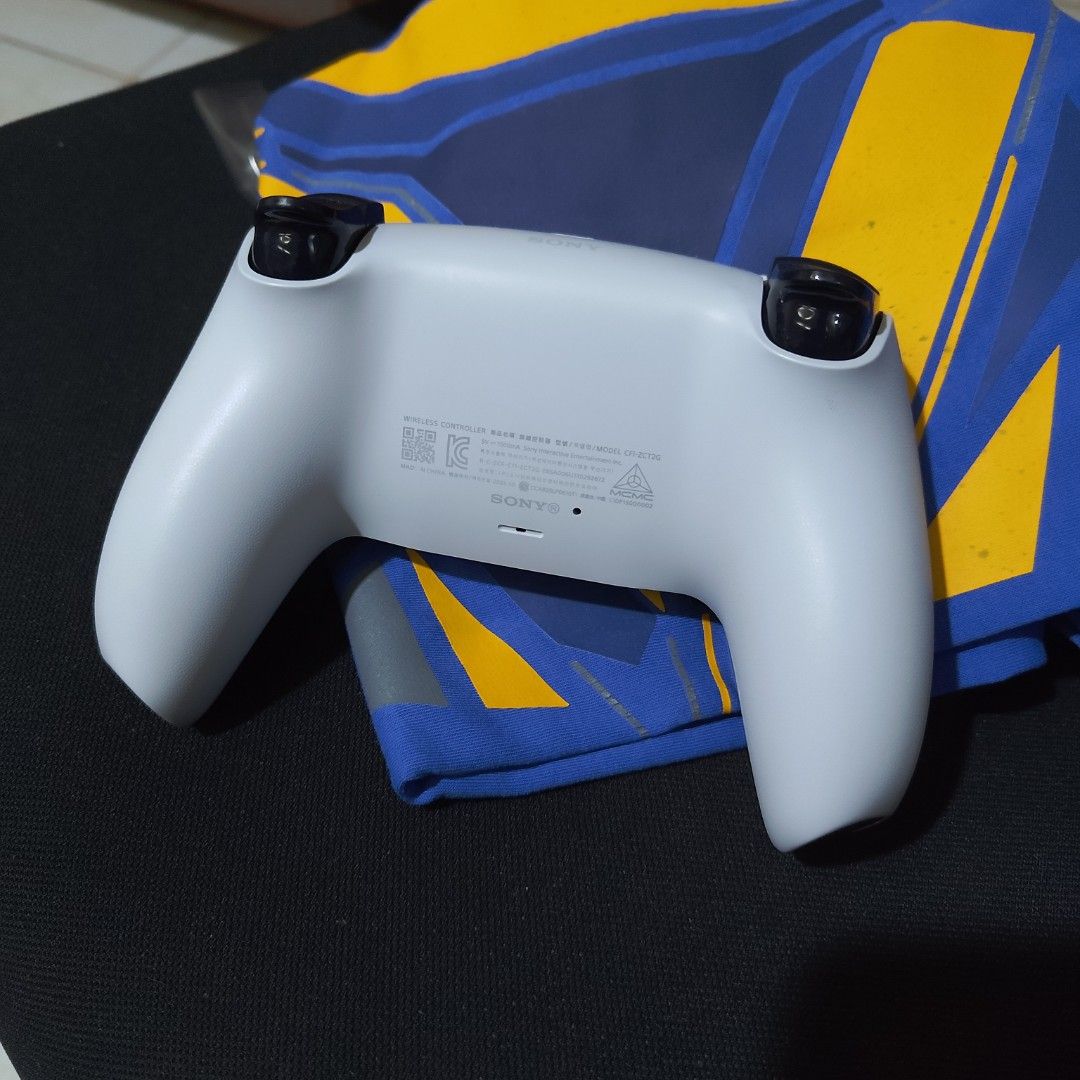 Playstation 5 (PS5) DualSense Wireless Controller (CFI-ZCT2G) - Like New (Category: Controllers) located in Clarin. Submitted by andyandwhisky (Listing ID 1465507735, Image 2). Description: White Dualsense controller for the Sony Playstation 5 for sale. Item is in excellent condition and is free from any issues (stick drift, etc). The controller's haptics and adaptive triggers have been tested to work as intended (please see photos for proof of t