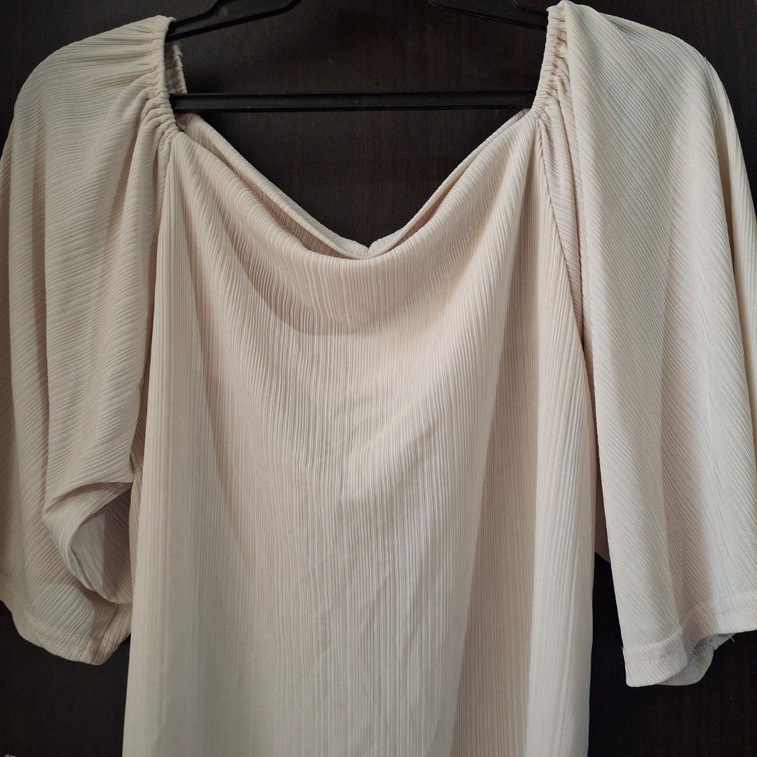 Pleated Flowy Blouse Top (Category: Blouses) located in Caloocan City. Submitted by mei56313 (Listing ID 1465393163, Image 2). Description: - preloved top - color beige/nude - flowy half sleeves - lightweight fabric, good condition.