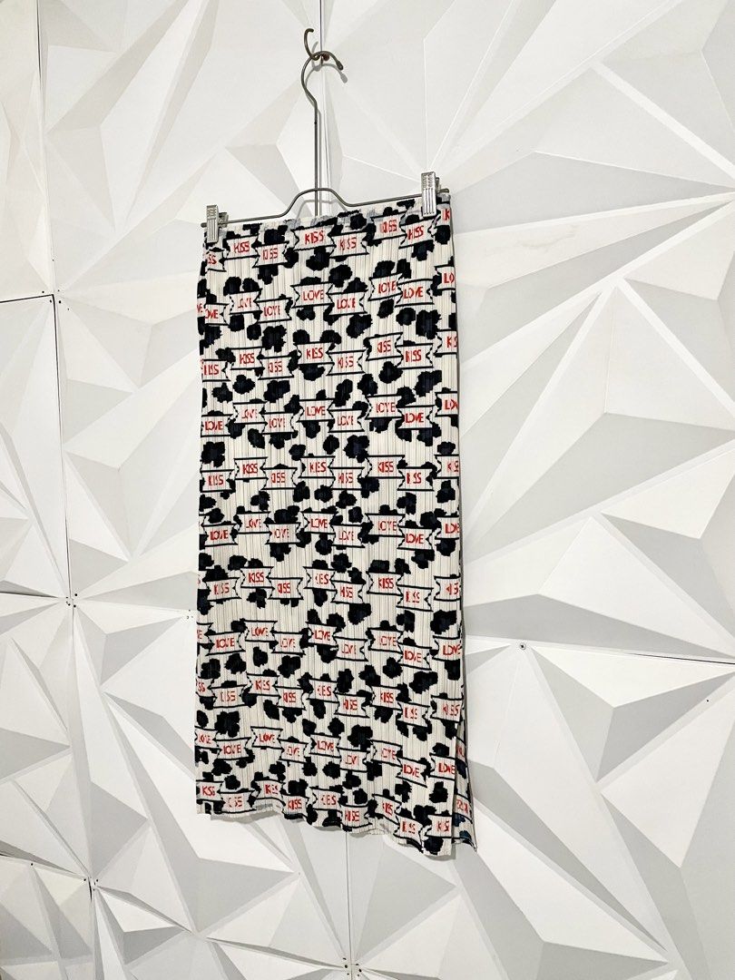 Pleats Please Skirt Issey Miyake (Category: Luxury Apparel) located in Cabuyao City. Submitted by ParadisethriftedPh (Listing ID 1465460178, Image 2). Description: Cr: 9.8/10 Dimensions Waist: 26 Stretch To 40 Length: 31.