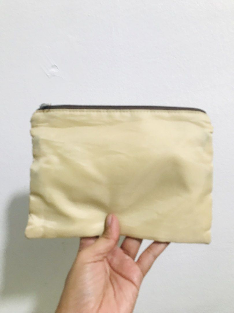 POUCH (Category: Purses & Pouches) located in Gamu. Submitted by 2022bagsbunny (Listing ID 1465404548, Image 3). Description: .