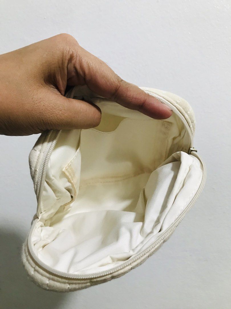 POUCH (Category: Purses & Pouches) located in Gamu. Submitted by 2022bagsbunny (Listing ID 1465407420, Image 3). Description: .