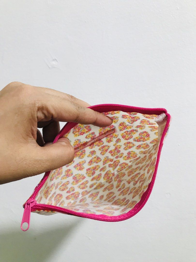 POUCH (Category: Purses & Pouches) located in Gamu. Submitted by 2022bagsbunny (Listing ID 1465407914, Image 3). Description: .