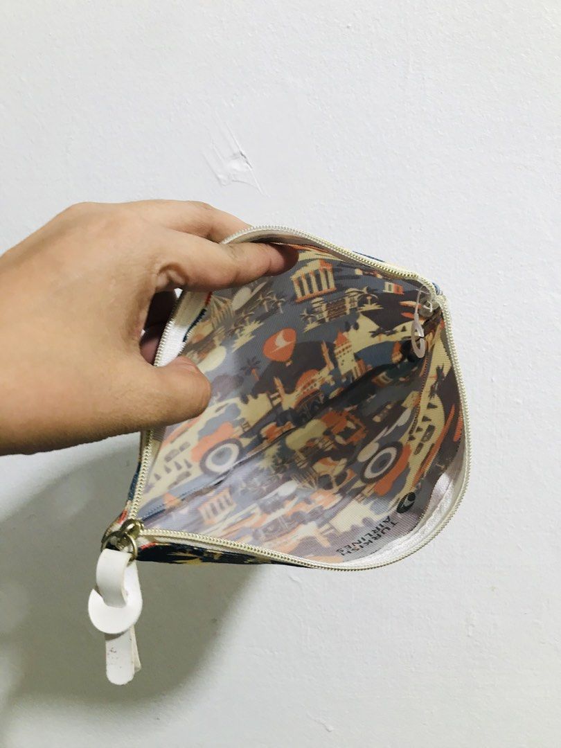 POUCH (Category: Purses & Pouches) located in Gamu. Submitted by 2022bagsbunny (Listing ID 1465411254, Image 3). Description: .