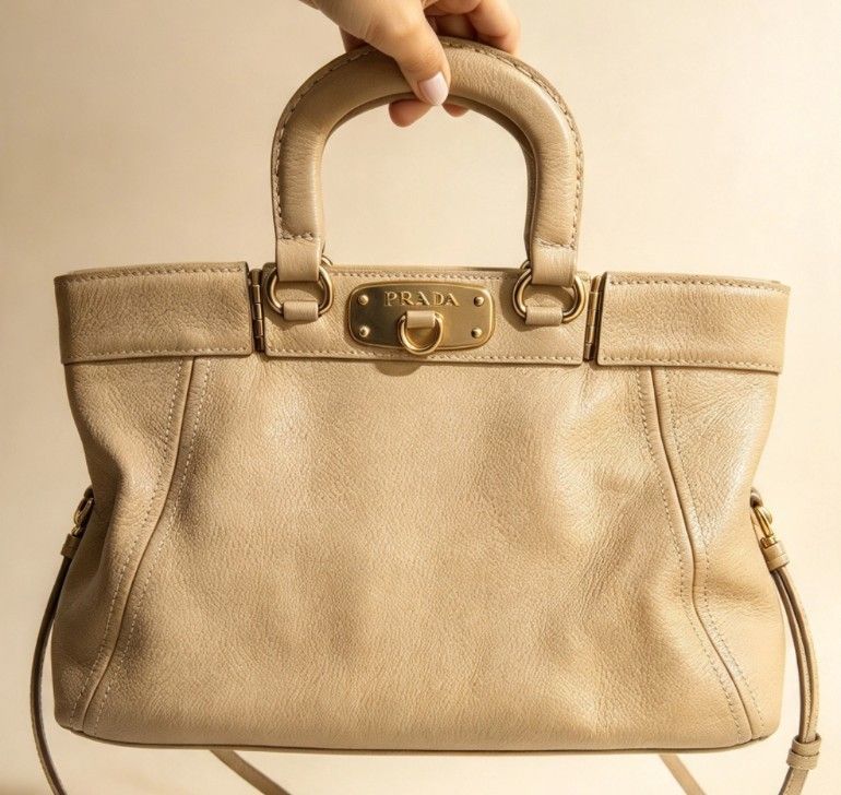 Prada bag (Category: Shoulder Bags) located in Iloilo. Submitted by khonz (Listing ID 1465527762, Image 1). Description: no flaw.