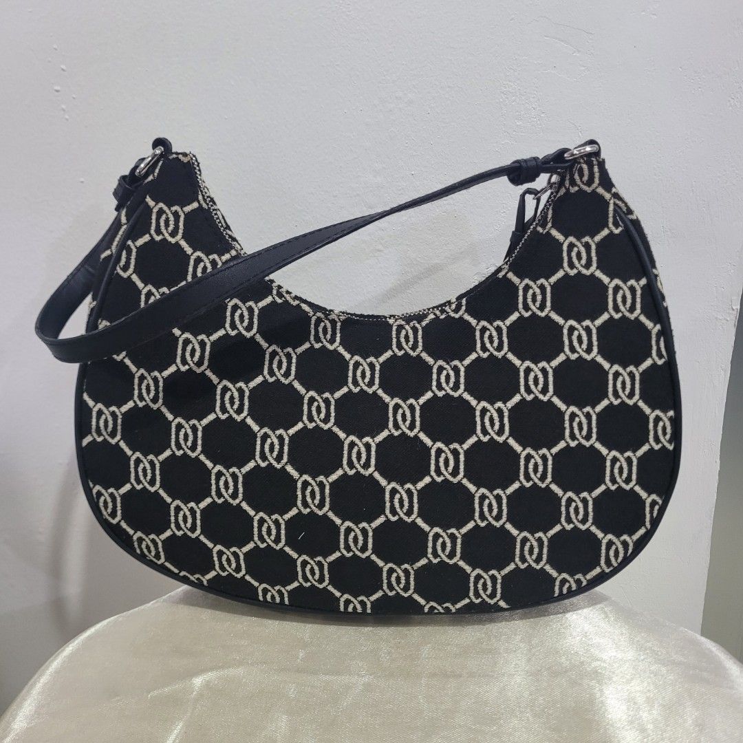 PRE-LOVED BAG (Category: Shoulder Bags) located in Dasmarinas. Submitted by bome1 (Listing ID 1465407515, Image 2). Description: Good Condition.