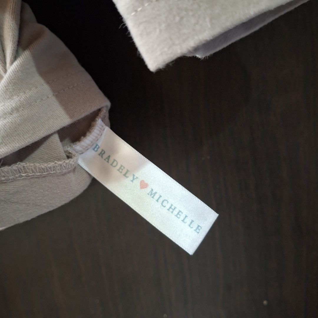 Preloved Blouse (Category: Shirts) located in Caloocan City. Submitted by mei56313 (Listing ID 1465392628, Image 2). Description: - color beige/stone croptop - XS to S, 3/4 sleeves - buttery smooth fabric - overall good condition but with minor loose threads (check close-up photos).