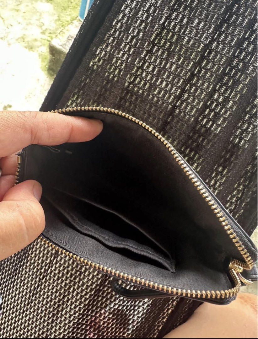 Preloved coach wristlet (Category: Wallets & Card holders) located in Cebu City. Submitted by febbie18 (Listing ID 1465475164, Image 3). Description: .