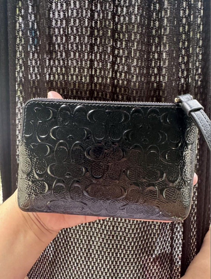 Preloved coach wristlet (Category: Wallets & Card holders) located in Cebu City. Submitted by febbie18 (Listing ID 1465475164, Image 2). Description: .