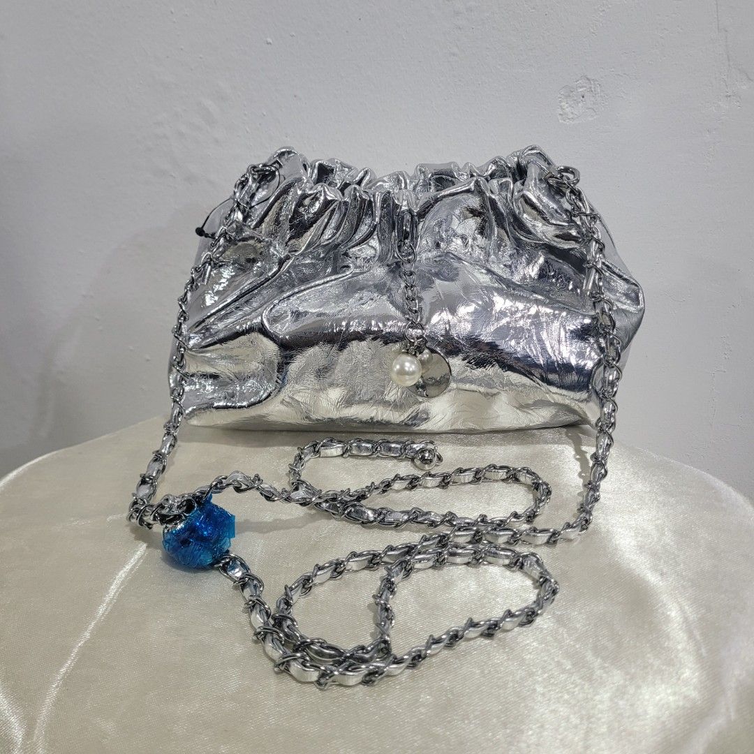 PRE-LOVED SILVER BAG (Category: Cross-body Bags) located in Dasmarinas. Submitted by bome1 (Listing ID 1465407923, Image 1). Description: Good as new.