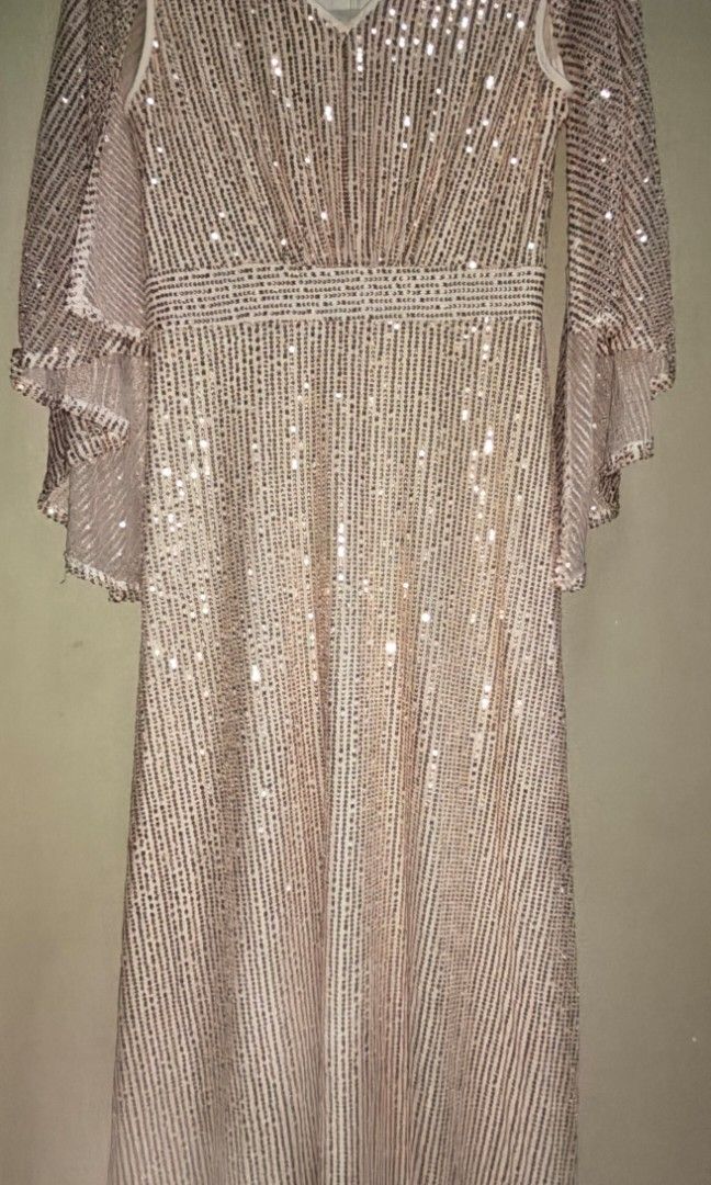 Preloved V-Neck Sequin Glamorous Dress (Category: Dresses) located in Quezon City. Submitted by smilebabymitch (Listing ID 1465418609, Image 1). Description: .