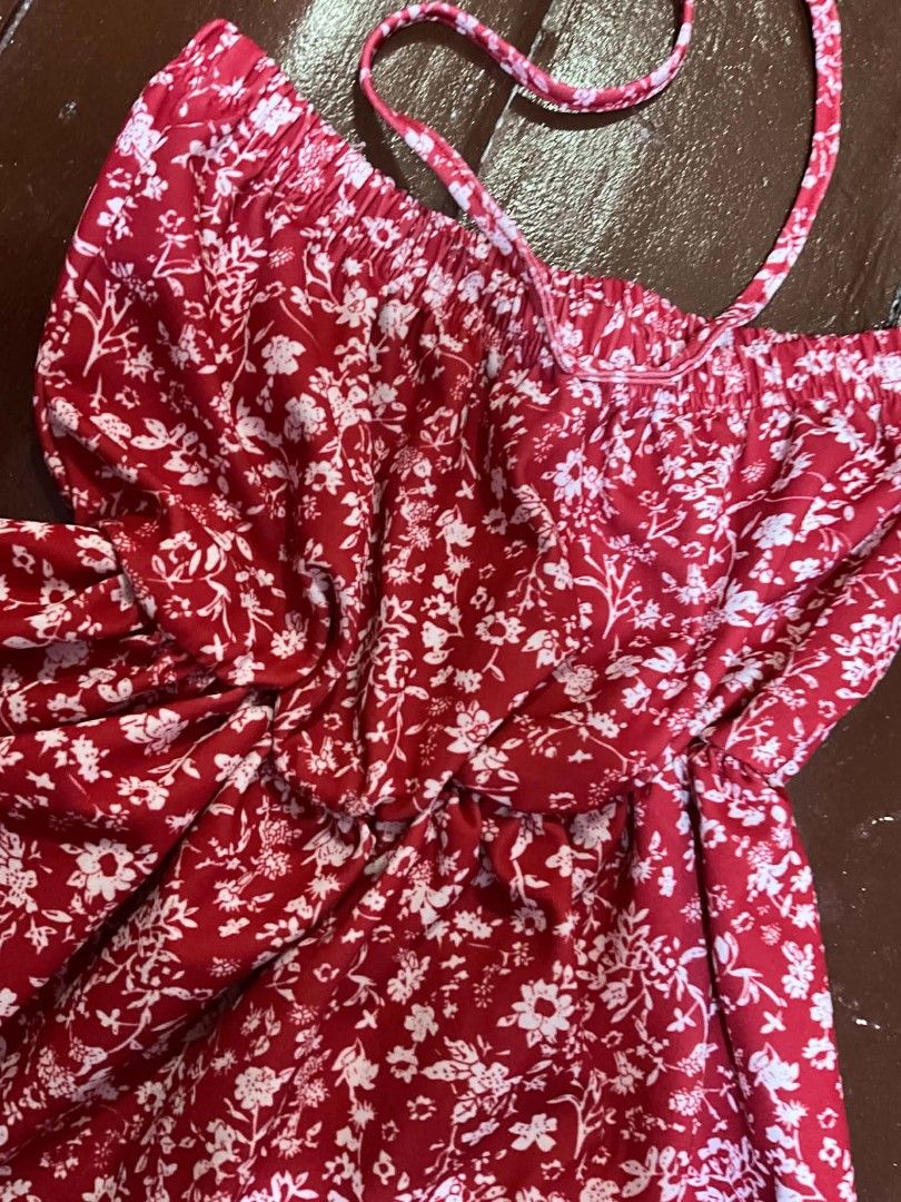 PRETTYLITTLETHING RED FLORAL BEACH TOP (Category: Sleeveless) located in Manila. Submitted by zesshian (Listing ID 1465502754, Image 2). Description: -used once -prettylittlething brand -beach top -red floral top -cute top -can be used as skirt if u want -pm for ww xs to med.