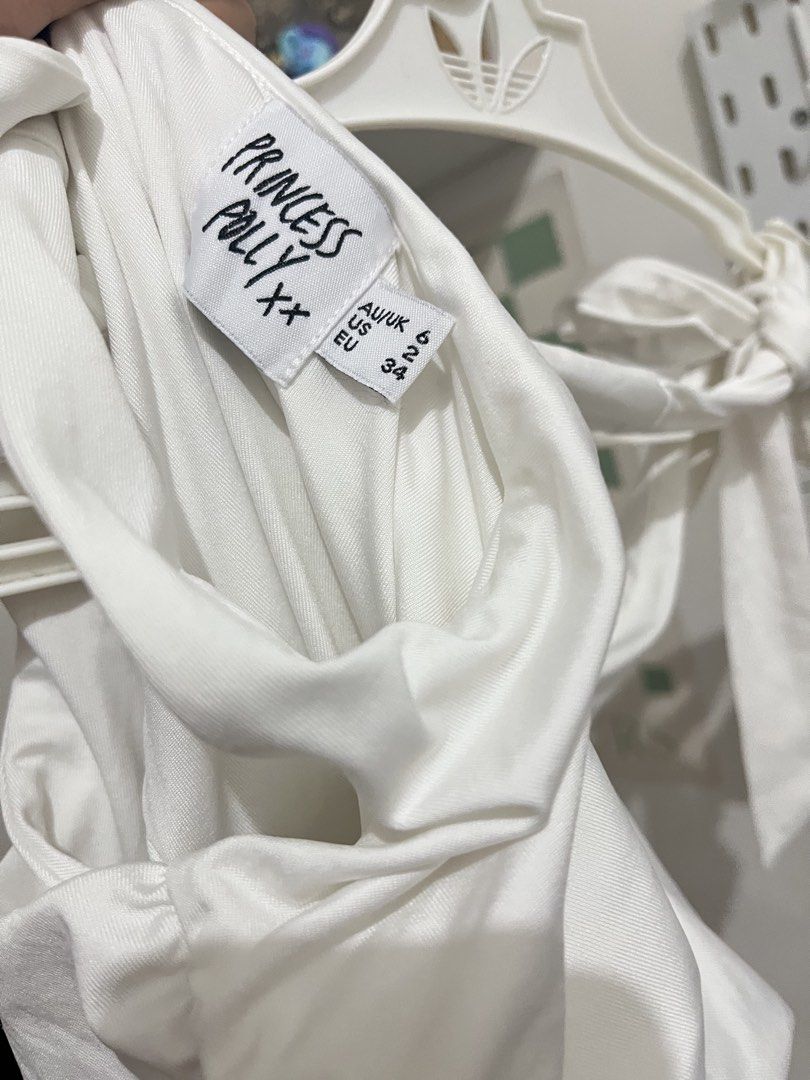 PRINCESS POLLY WHITE SELF TIE TOP (Category: Blouses) located in Bacoor. Submitted by lemonsandmelons (Listing ID 1465389640, Image 3). Description: Used once, from balikbayan box. Di kasya sakin :( Fits Xs to Small pag medium like me di na kaya Very nice in actual 💗.