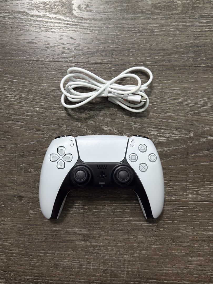 Ps5 controller (Category: Controllers) located in Singapore. Submitted by tofujis (Listing ID 1465522088, Image 1). Description: meetup at yishun to deal throw in free type c cable .