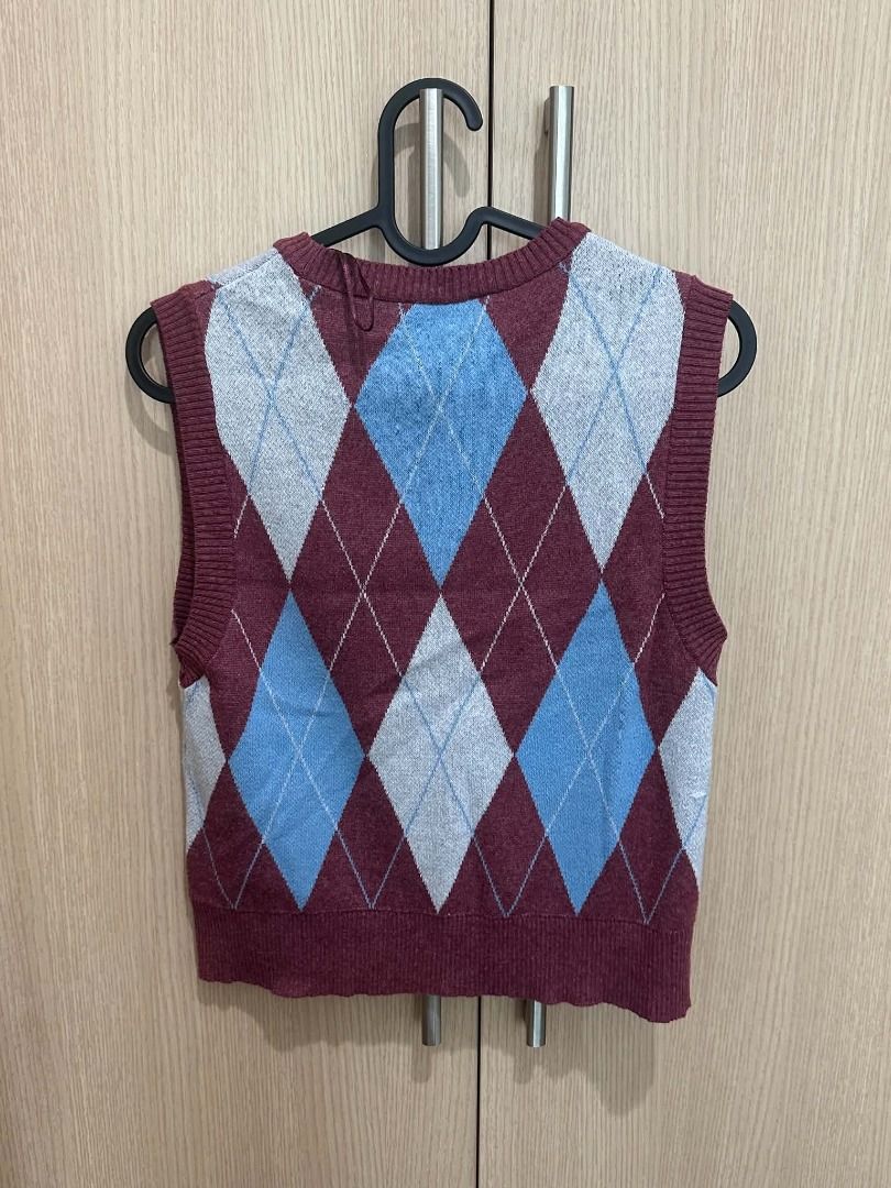 Pull & Bear Knit Sweater Vest - Maroon Blue Size US Small (Category: Vests) located in Manila. Submitted by Joymee (Listing ID 1465405096, Image 2). Description: via Lalamove/Grab delivery only - Color: Maroon with light blue and grey argyle pattern - Style: Classic crew neck sweater vest with ribbed detailing - Material: Lightweight wool blend - Condition: Excellent, clean with no flaws - Versatility: Great for layering over shirts or wearing so