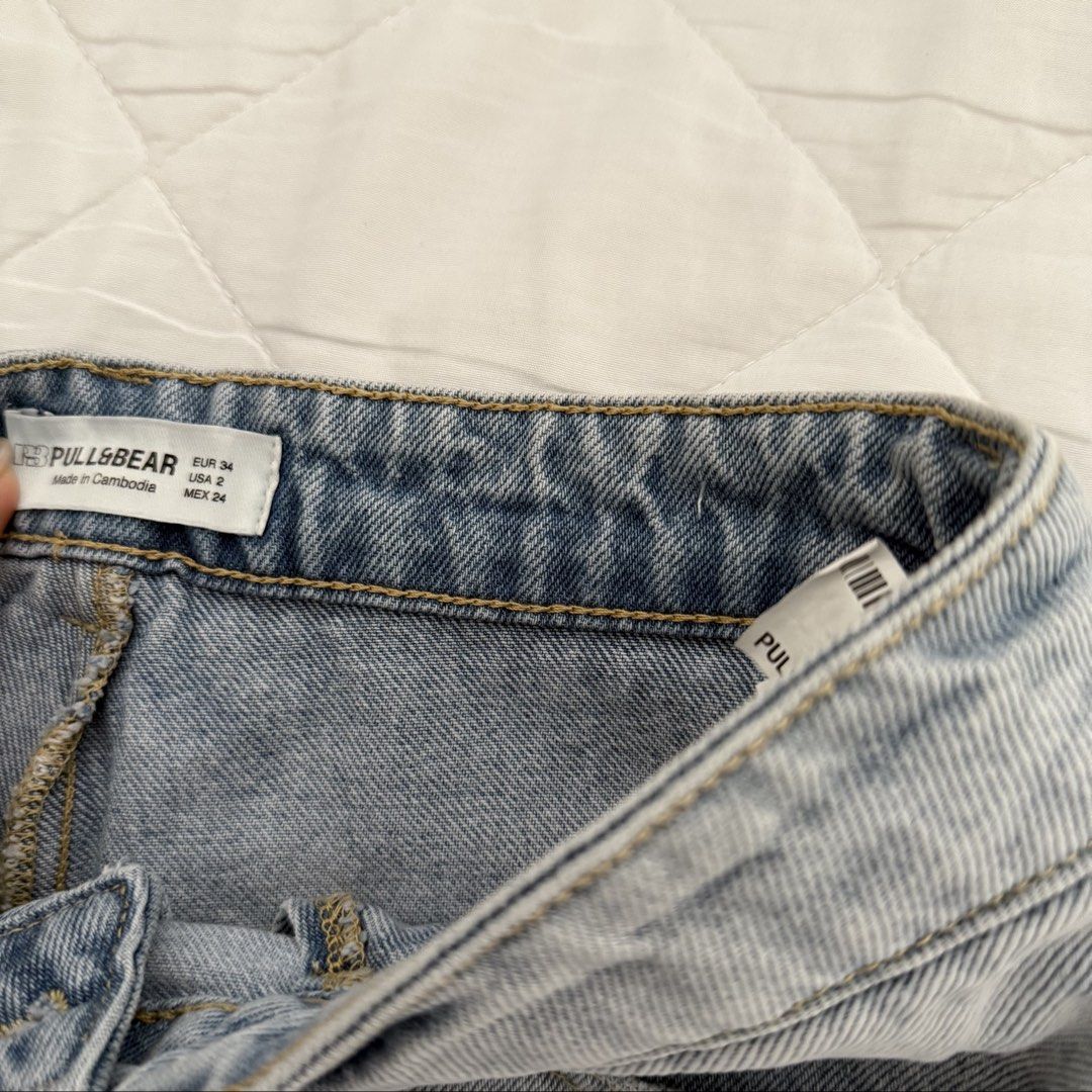 Pull&Bear Midrise Cross-waist Denim Skort (Category: Skirts) located in Davao. Submitted by aug_amari (Listing ID 1465386605, Image 2). Description: size 24-25 size XS.