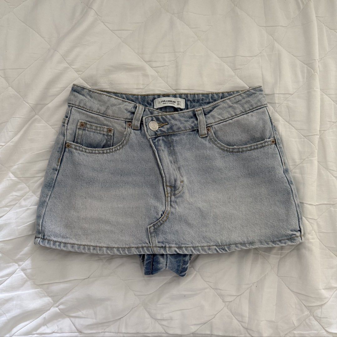 Pull&Bear Midrise Cross-waist Denim Skort (Category: Skirts) located in Davao. Submitted by aug_amari (Listing ID 1465386605, Image 1). Description: size 24-25 size XS.